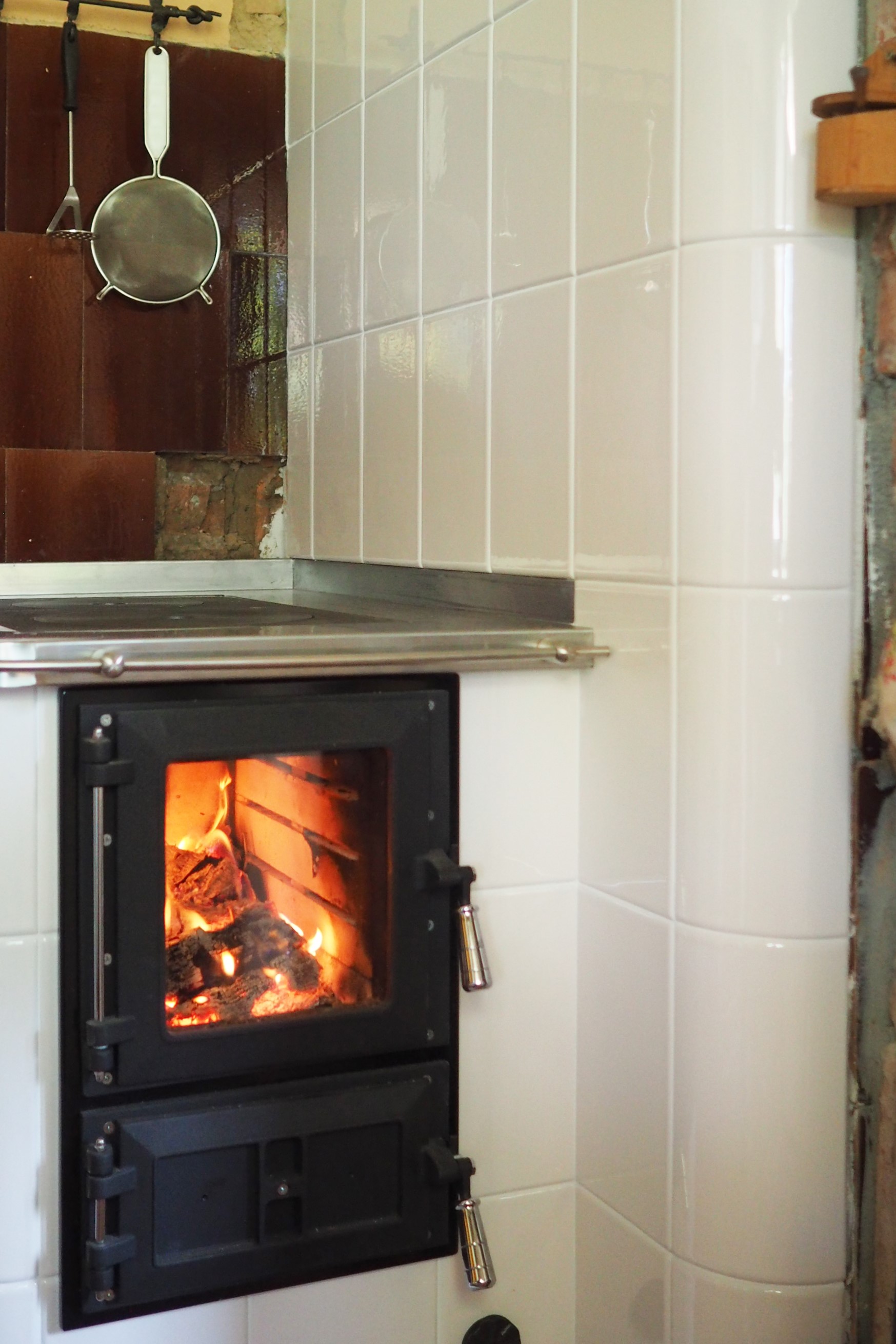 Hearth glassdoor with grate and ash-box chrome handles