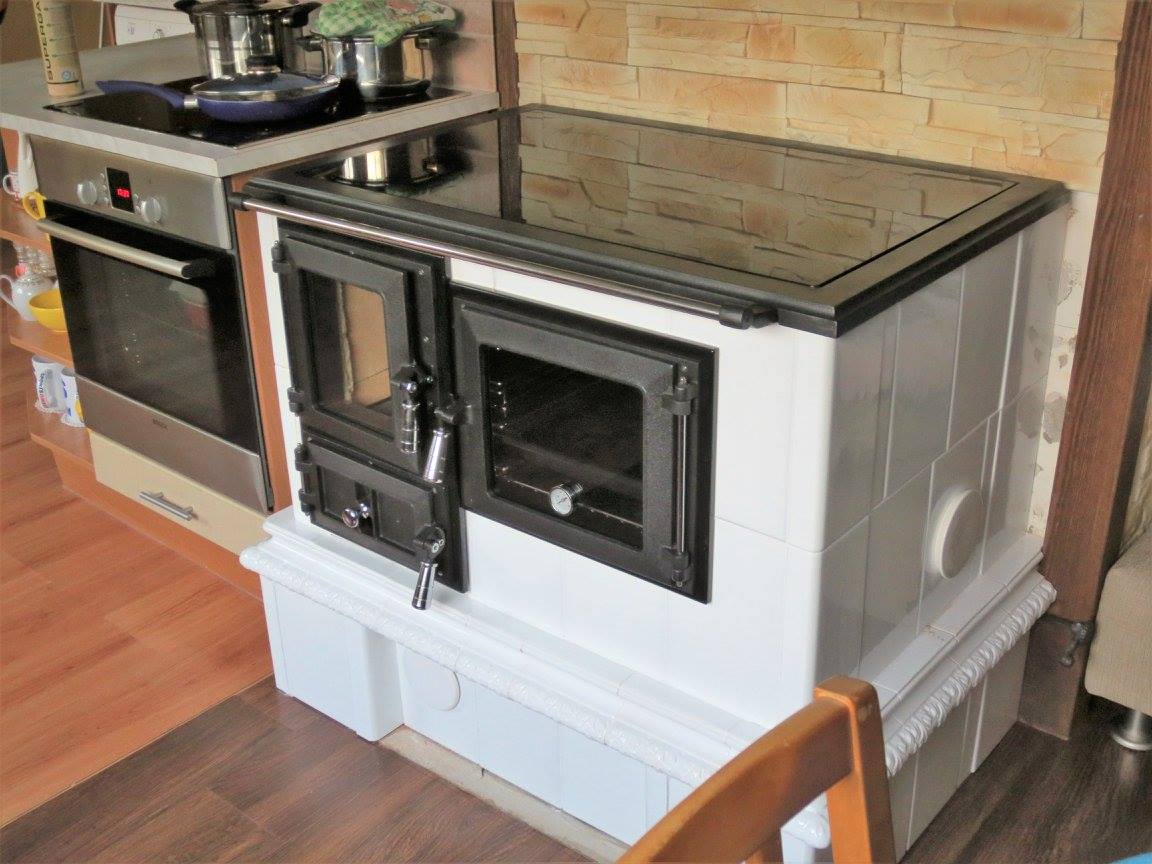 Baking oven with glass door chrome handels
