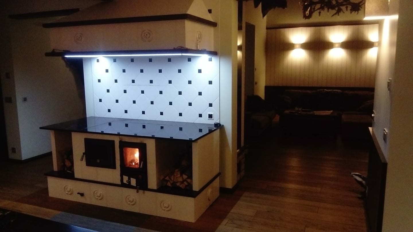 Baking oven with glass door chrome handels