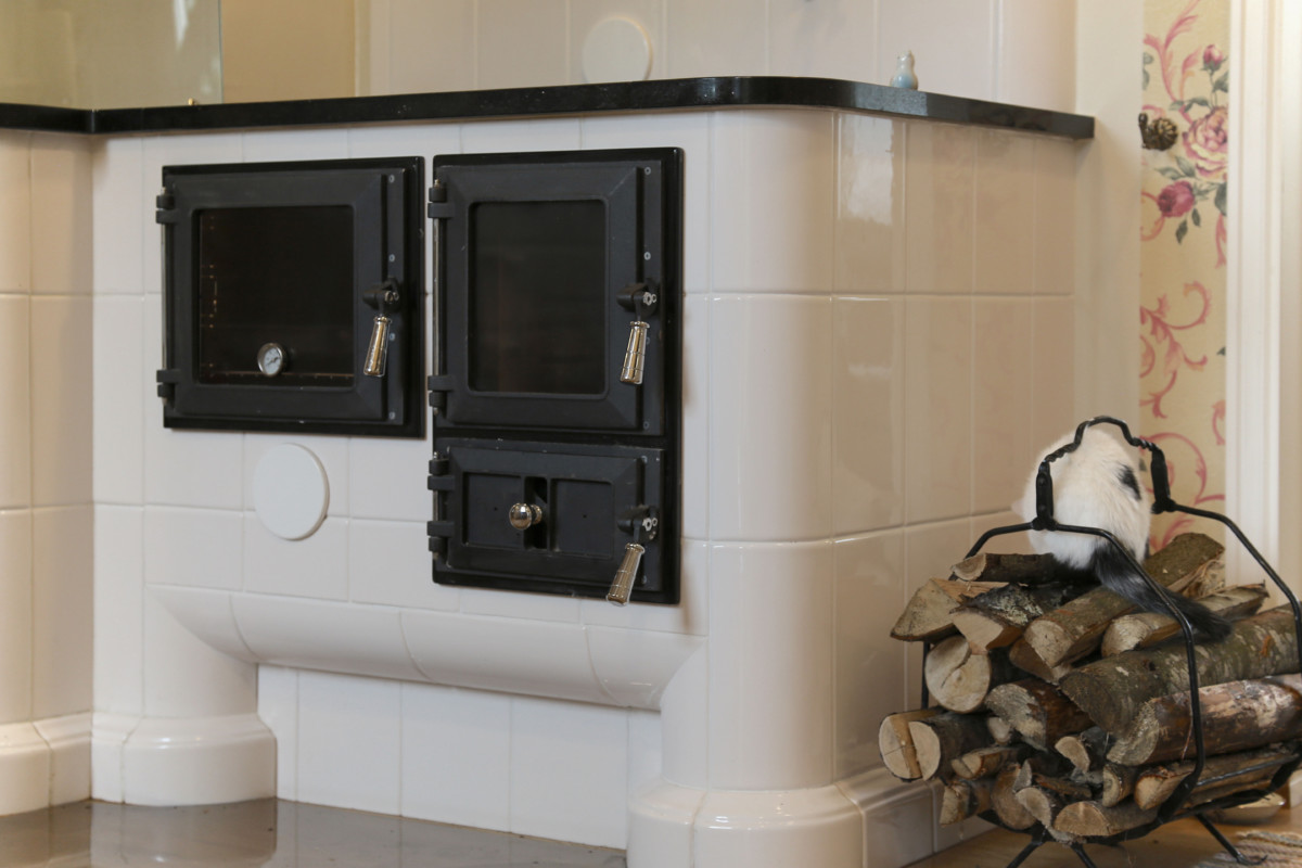 Hearth glassdoor with grate and ash-box chrome handles